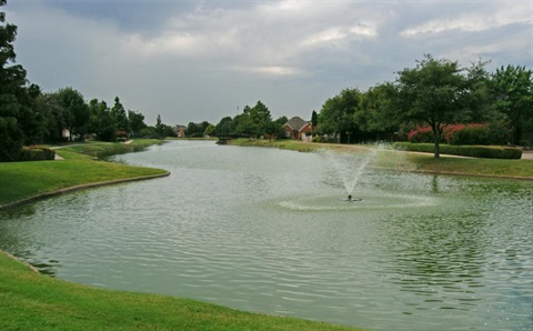 Les-Lacs-Pond.jpg